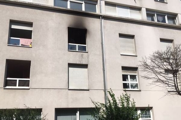 L'incendie a détruit l'appartement de 20 m2 situé au deuxième étage d'un immeuble R+5, avenue de Colmar à Mulhouse.