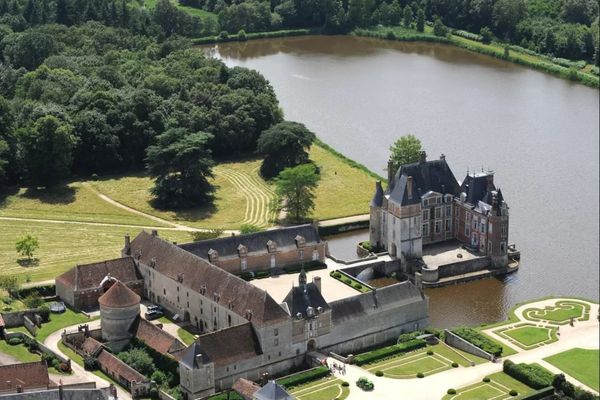 Après quatre mois de fermeture, le château de La Bussière (Loiret) rouvre les portes de ses parcs et jardins au public tous les jours jusqu'au 7 mars 2020 inclus et tous les weekends de mars. 