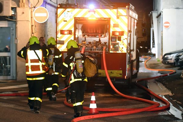 Un violent incendie a ravagé une maison et son corps de ferme. Un feu de cheminée pourrait être à l'origine du sinistre qui s 'est déclaré ce lundi 20 mars. Deux femmes sont légèrement blessées. (Photo d'illustration)