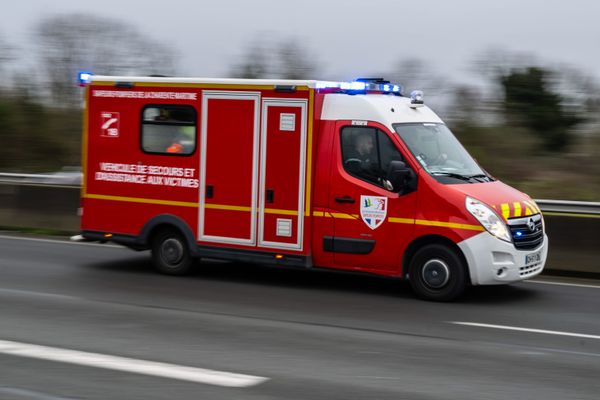 Les deux occupants de la voiture ont été blessés.