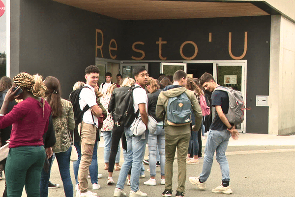 En plus de l'augmentation constante des loyers, certains repas du restaurant universitaire de Saint-Brieuc ont augmenté, rendant la rentrée encore plus difficile pour des milliers d'étudiants.