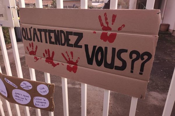 "Qu'attendez-vous ?" : des pancartes devant l'école des Capucines interpelle la mairie de Douai, après des accusations de violence par une agente municipale.