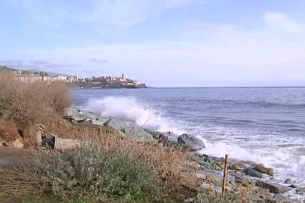 Le corps flottait à 15 mètres de profondeur, et à 30 mètres de la jetée. 