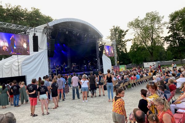 La Grande scène du festival de Confolens. Le groupe Mes souliers sont Rouges ouvre les festivités. 