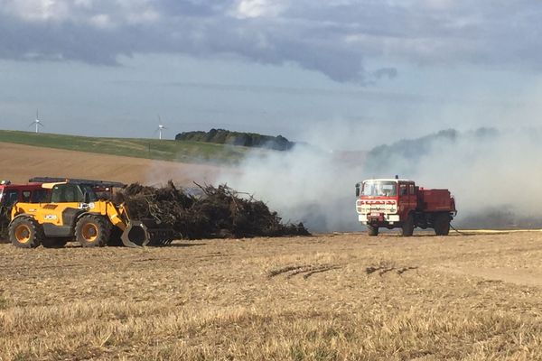 Le feu a pris sur la D920 à Rouvrel dans la Somme.