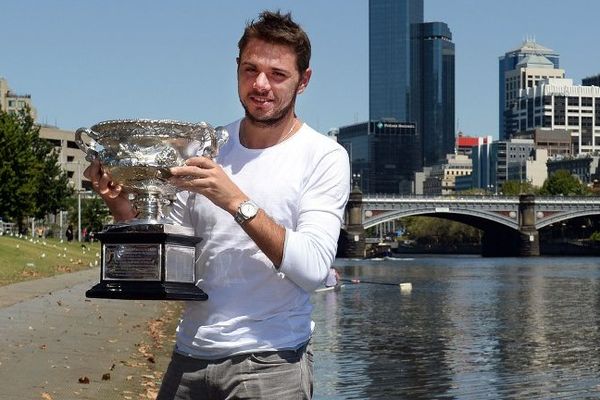 Melbourne (Australie) : le joueur de tennis d'origine suisse Stanislas Wawrinka présente le trophée remporté le 26 janvier 2014 après sa victoire sur l'espagnol Rafael Nadal, n°1 mondial, lors du de l'Open de tennis d'Australie. 