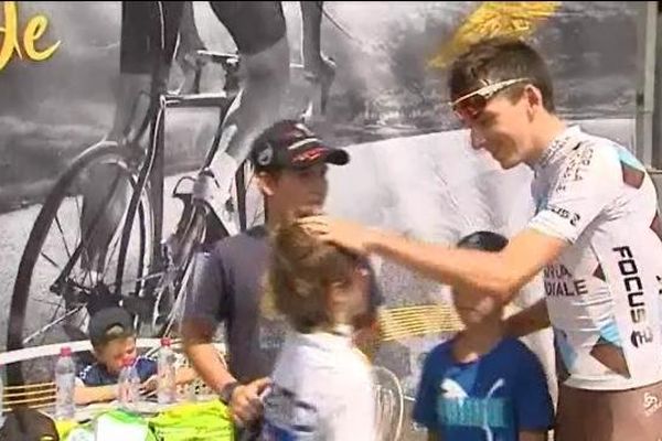 Avant de s'élancer avec le peloton de saint-Pourçain, Romain Bardet a signé des dizaines d'autographes pour le plus grand plaisir des petits et des grands.