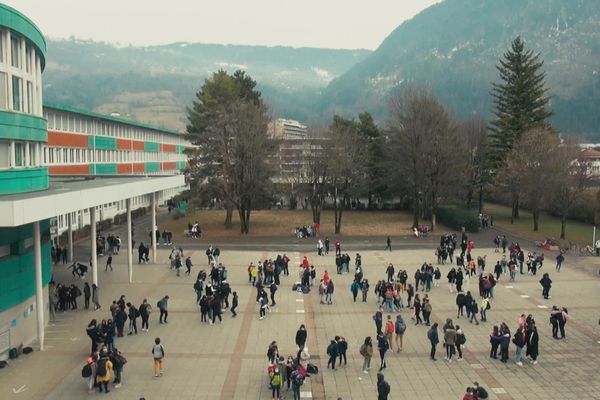 Le film "Liberté, égalité, laïcité" de Jean Crépu tourné en partie au collège Geneviève Anthonioz de Gaulle à Cluses (Haute-Savoie).