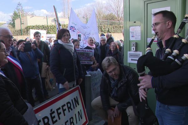 C'est au son de la cornemuse que parents d'élèves, élus et professeurs sont venus porter leur message devant la direction académique des Côtes d'Armor.