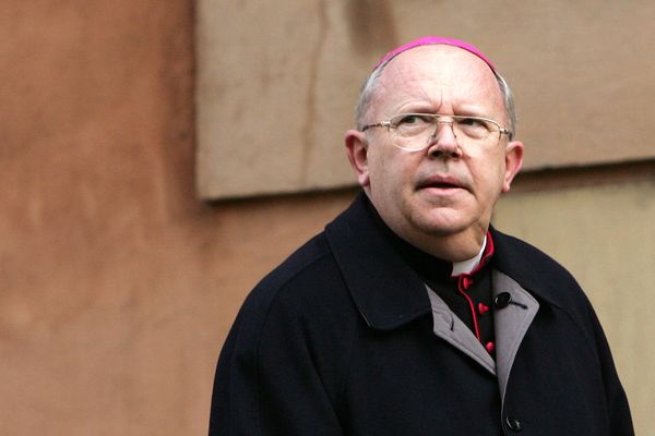 Sur cette photo d'archives prise le 23 mars 2006, l'archevêque de Bordeaux, Jean-Pierre Ricard, arrive au Vatican. Le lundi 7 novembre, l'ex-évêque de Bordeaux a reconnu un acte "répréhensible" sur une adolescente de 14 ans.