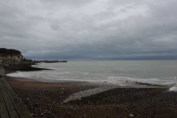 Grisaille encore ce mercredi matin en Normandie, formée dans la nuit et évoluant lentement.