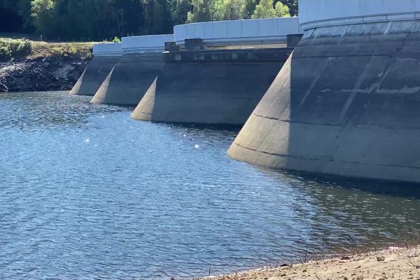 Au barrage du Mazeaud, en Haute-Vienne, le niveau d'eau a baissé de 7 mètres