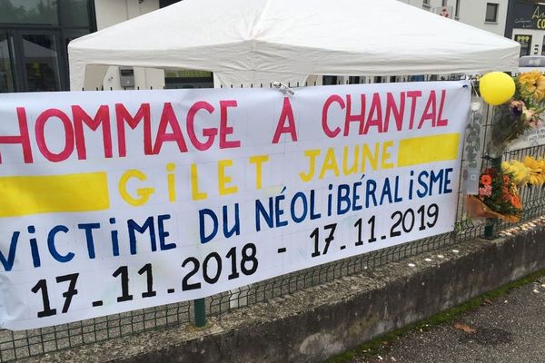 Une banderole pour rendre hommage à Chantal Mazet, morte le premier jour du mouvement des gilets jaunes