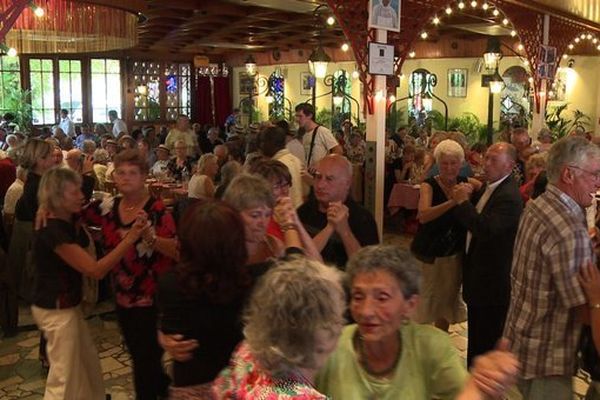 Des participants au "banquet des cheveux blancs" du Secours populaire le 11 août 2011 à Joinville-le-Pont