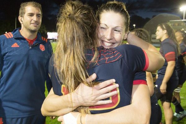 Les deux Paloises Elodie Poublan et Caroline Ladagnous (de face) explosent de joie après leur victoire face à l'Irlande le 17 août dernier ( 21 à 5 ).

