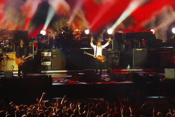 L'ancien Beatles Paul McCartney a donné un concert dans un Stade de France complet à l'occasion de sa tournée "Out There". 