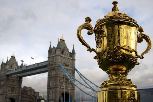 La coupe Webb Ellis Cup devant la Tower Bridge de Londres. C'est en Angleterre qu'aura lieu la Coupe du Monde de rugby en 2015. La France retrouvera l'Irlande et l'Italie dans la poule D.