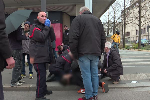 Une femme mutilée à la main, allongée au sol, prise en charge par les secours lors de la manifestation du jeudi 23 mars à Rouen.