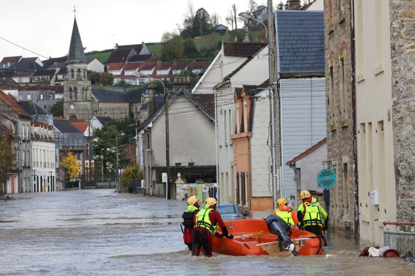 Des secouristes procèdent à des évacuations rue de la Gare, à Saint-Etienne-au-Mont (Pas-de-Calais), le 7 novembre 2023.