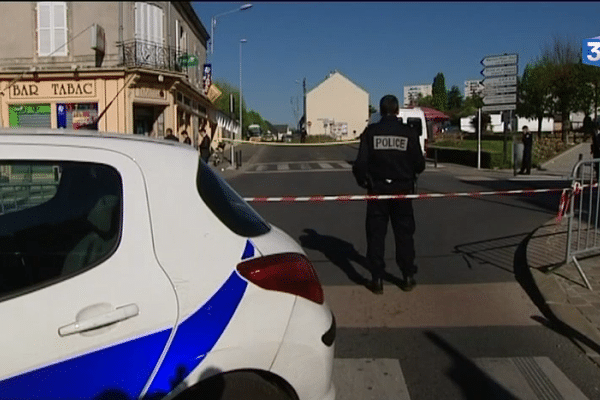 La police scientifique au travail devant le bar tabac hier