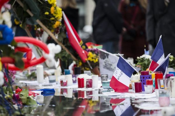 Des drapeaux français installés au pied de la Statue de la République, en hommage aux victimes du 13-Novembre, deux semaines après les attentats en 2015 (illustration).