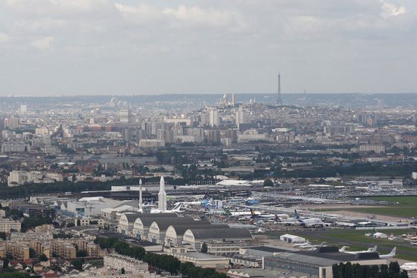 Un avion a atterri sans train d'atterrissage à l'aéroport du Bourget ce lundi.