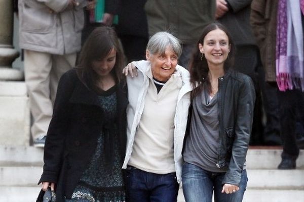 Françoise Larribe otage d'Aqmi durant 5 mois à la sortie du Palais de l'Élysée où elle avait été reçue par le président Sarkosy  avec ses deux filles le 26 février 2011