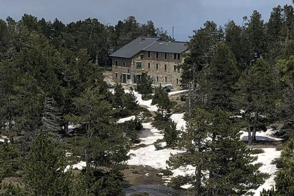Le refuge des Cortalets situé à plus de 2000 m d'altitude dans le massif du Canigou est fermé jusqu'au 2 juin. L'incertitude plane sur une éventuelle ouverture comme pour tous les refuges de montagne.