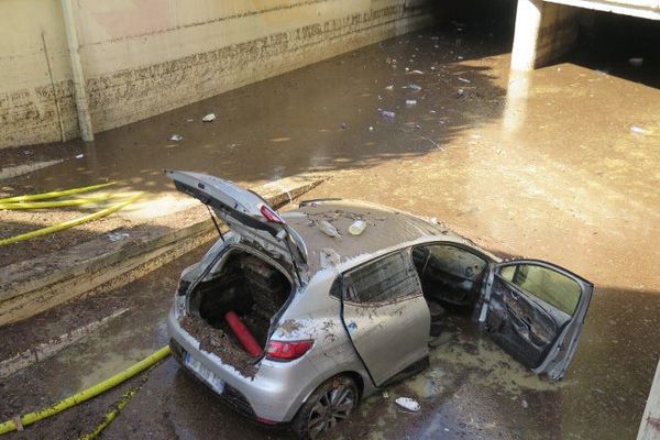 Une voiture prise au piège dans un tunnel près le la gare de Cannes