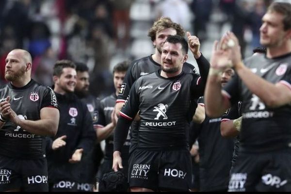 Les joueurs du Stade Toulousain peuvent fêter fièrement leurs 12 matchs consécutifs sans défaite. Un record.