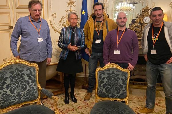 L'arboriste-grimpeur tarnais Thomas Brail au milieu de la délégation de défenseurs des arbres reçue par Elisabeth Borne mardi soir au Ministère de la transition écologique à Paris.