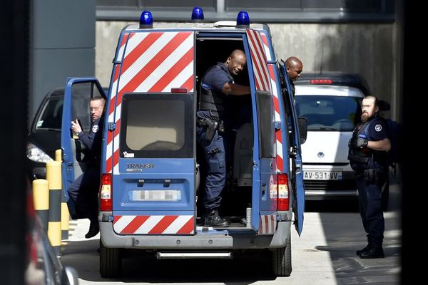 La camionnette qui arrive au palais de justice de Nantes avec l'assassin présumé de la famille Troadec pour son audition par les juges - 6/04/2017