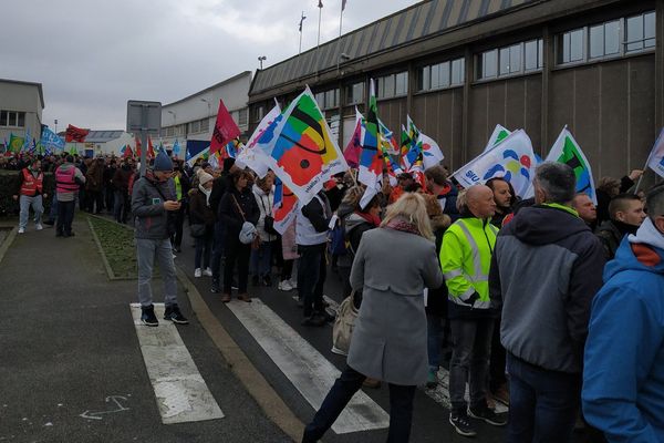 Des manifestants se sont rassemblés ce matin pour bloquer le port de Boulogne-sur-Mer et manifester contre la réforme des retraites. 