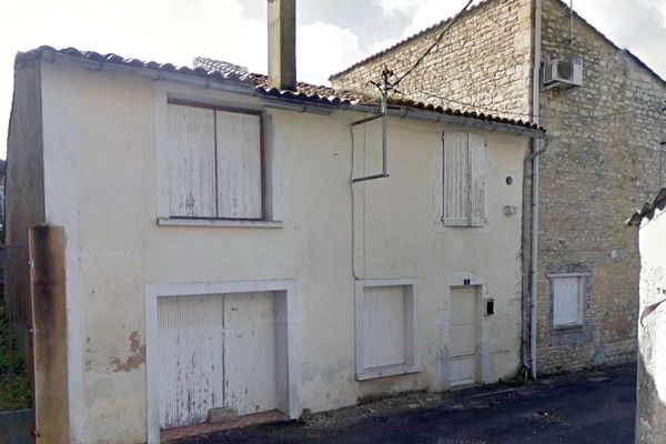 C'est dans cette maison, au n°1 de la rue du professeur Michel à Aigre, que le corps d'une femme disparue depuis 2015 a été retrouvé.