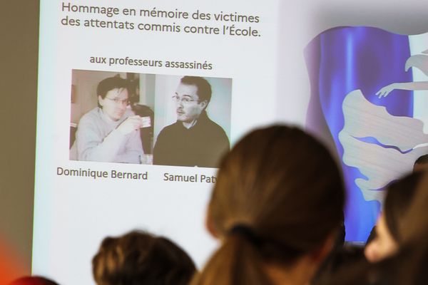 À 14h, une minute de silence a eu lieu dans tous les établissements scolaires de France, en hommage aux professeurs Samuel Paty et Dominique Bernard, lundi 14 octobre 2023.