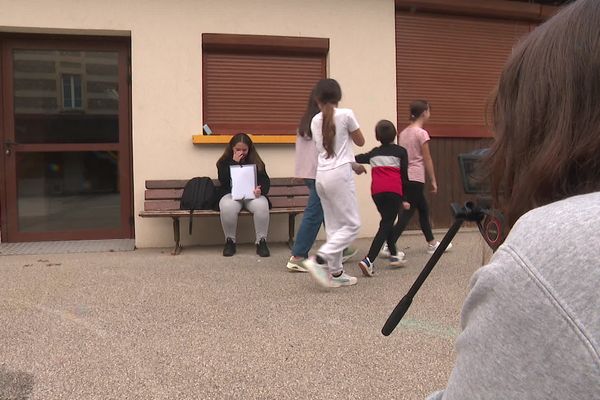 Un clip de sensibilisation au harcèlement scolaire est tourné à l'école de Sillans (Isère) pour libérer la parole des enfants.