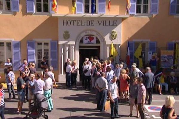 Plus d'une centaine de personnes sont venues samedi matin signer la pétition contre la baisse des dotations en mairie de Villeneuve-Loubet.