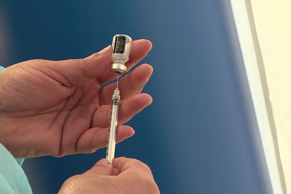 Devant l'hôpital Européen, à Marseille, une tente de vaccination est ouverte depuis 6 mois. Depuis la levée des restrictions sanitaires, le centre est passé de 80 personnes par matinée à une quinzaine seulement.