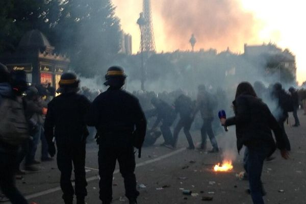 Environ 200 personnes ont lancé des barrières et des bouteilles en direction des forces de l'ordre à l'issue du défilé contre le mariage pour tous. Manuel Valls condamne ces violences causées «par l'extrême droite»