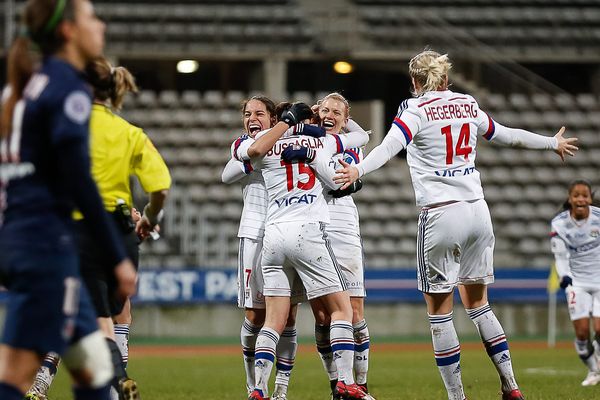 Les joueuses du PSG se sont incliné 4 buts à 0 face à l'Olympique Lyonnais et peuvent dire au revoir à leur chances de titres en D1 féminine.