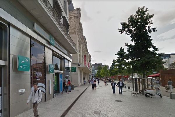 Un jeune homme est décédé après avoir reçu plusieurs coups de couteau, place de Jaude à Clermont-Ferrand, dans la soirée du samedi 22 septembre vers 20h30. Il se serait réfugié dans le sas d'entrée de la BNP Paribas, où du sang a été retrouvé.