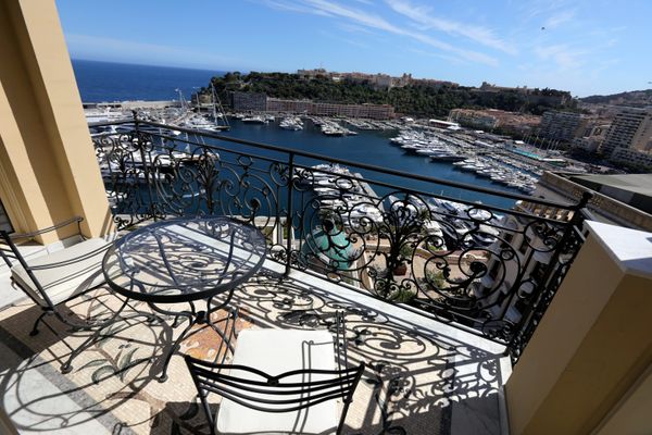 Pour bénéficier de cette terrasse de l'hôtel l'Hermitage avec vue sur le Rocher, il faudra désormais s'acquitter d'une taxe de séjour de 7€ par personne et par nuit pour l'année 2024.