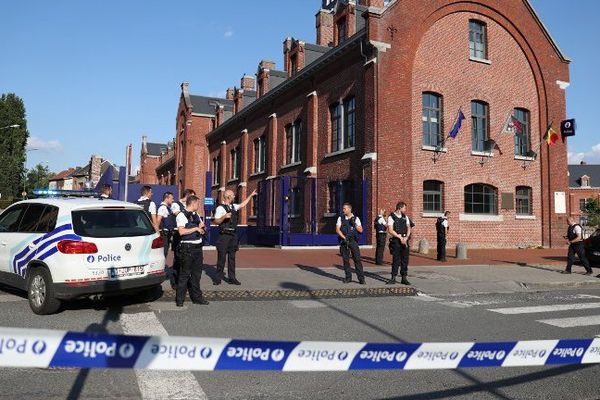 Face à l'hôtel de police de Charleroi, le samedi 6 août 2016.