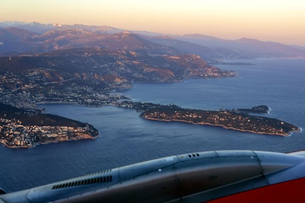 Vue aérienne de la presqu’île de Saint-Jean-Cap-Ferrat dans les Alpes-Maritimes.