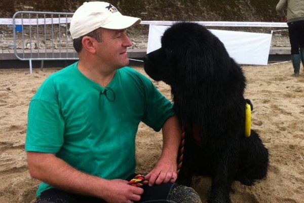 Koen Vanlanduyt et son chien de race terre-neuve prénommé "On And Only Oda".