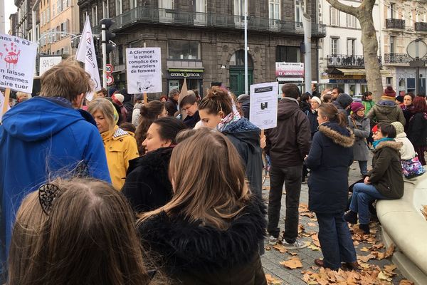 Dimanche 25 novembre, environ 300 personnes défilent dans les rues de Clermont-Ferrand pour la journée internationale pour l'élimination de la violence à l'égard des femmes. 