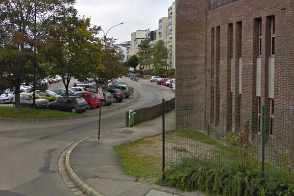 Les employeurs et centres de formation sont installés en extérieur devant le centre Jacques Tati, rue du 8 mai 1945 à Amiens.