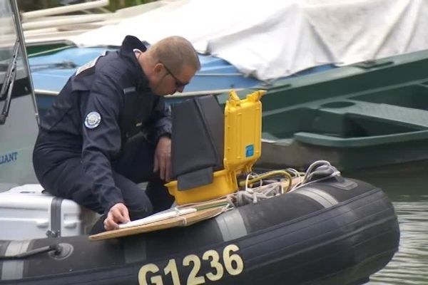 Une embarcation de la compagnie de gendarmerie fluviale du Rhin sur le lac d'Aiguebelette à la recherche de Maëlys 