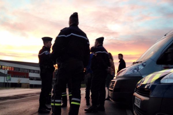 Les gendarmes ont attendus très tôt les bus de collégiens à Verny (Moselle), mardi 6 octobre 2015.