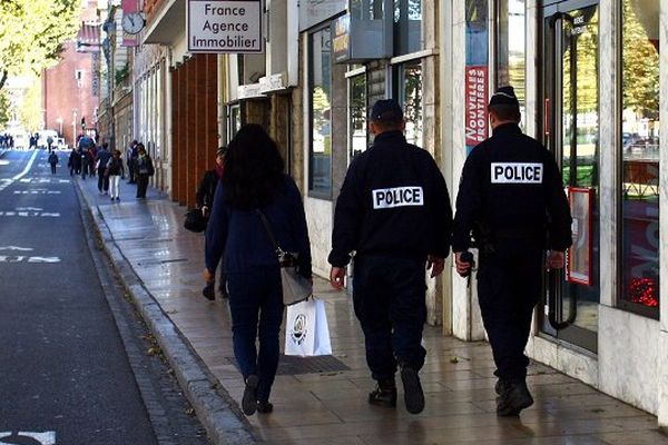 Des policiers en patrouille à Perpignan. 